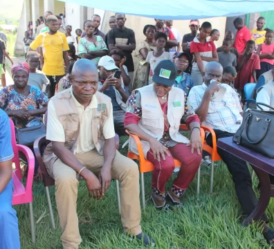 Staff CR & autorité locale lors de cérémonie de distribution
