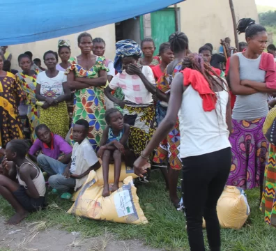 Familles déplacées en attente d'être servies